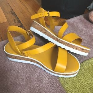 Marc Fisher “Grandie” Leather Platform Sandals 💛